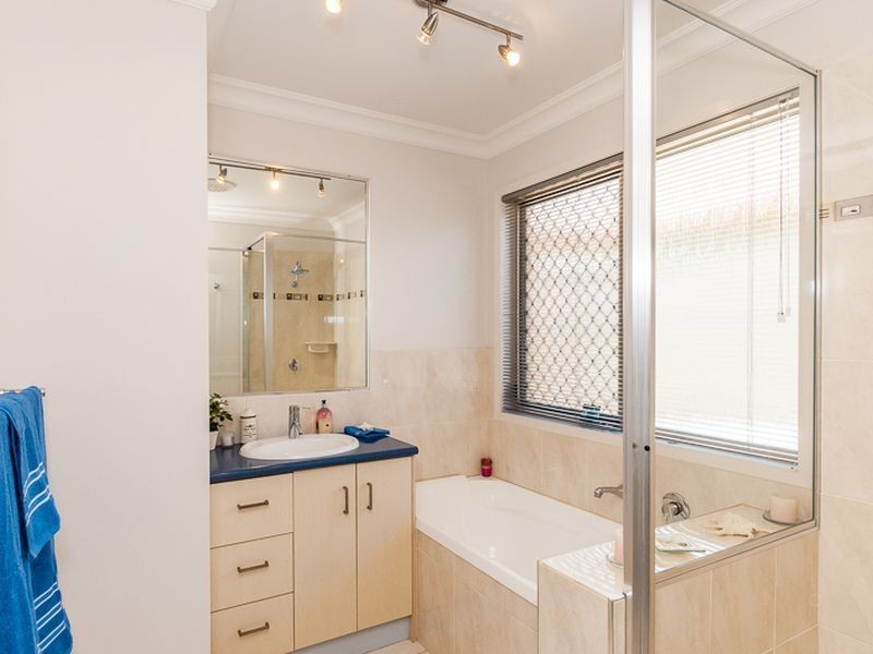 82 Emmadale Drive, New Auckland QLD 4680