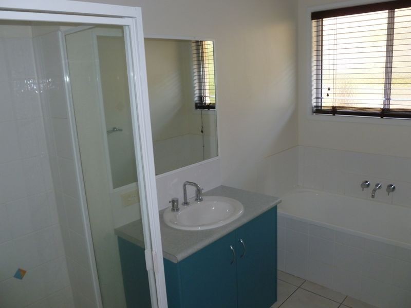 10 Craigmoor Court, New Auckland QLD 4680