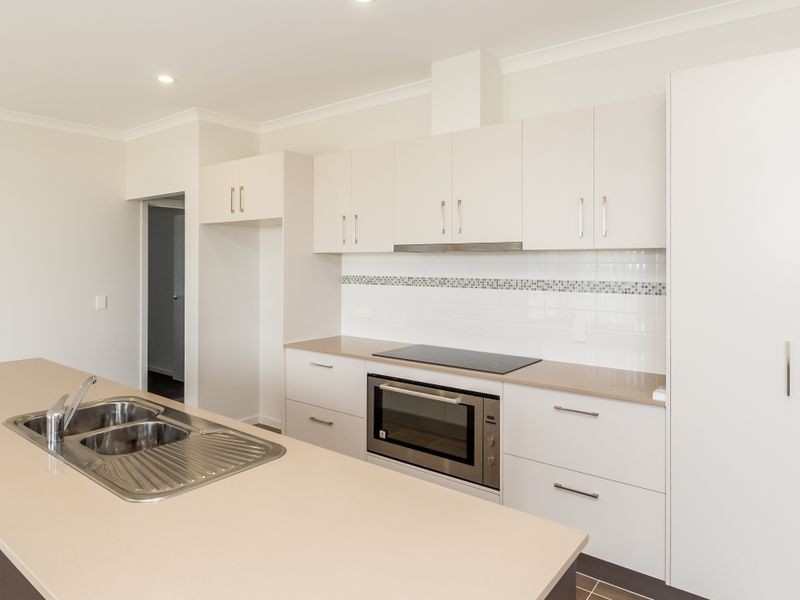 37 Parkway Crescent, Kirkwood QLD 4680