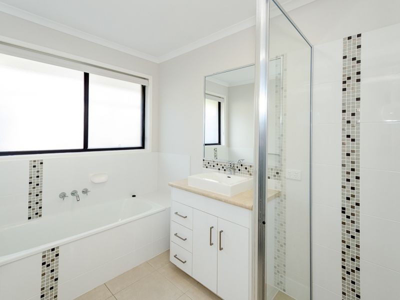 24 Daintree Boulevard, New Auckland QLD 4680