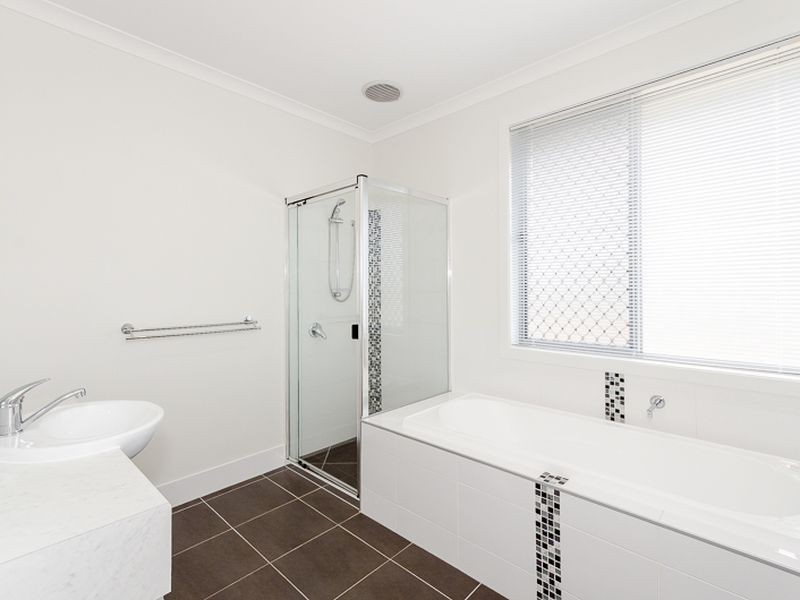 2 Bushlark Place, New Auckland QLD 4680