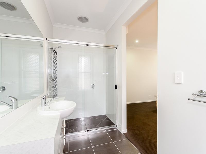 2 Bushlark Place, New Auckland QLD 4680
