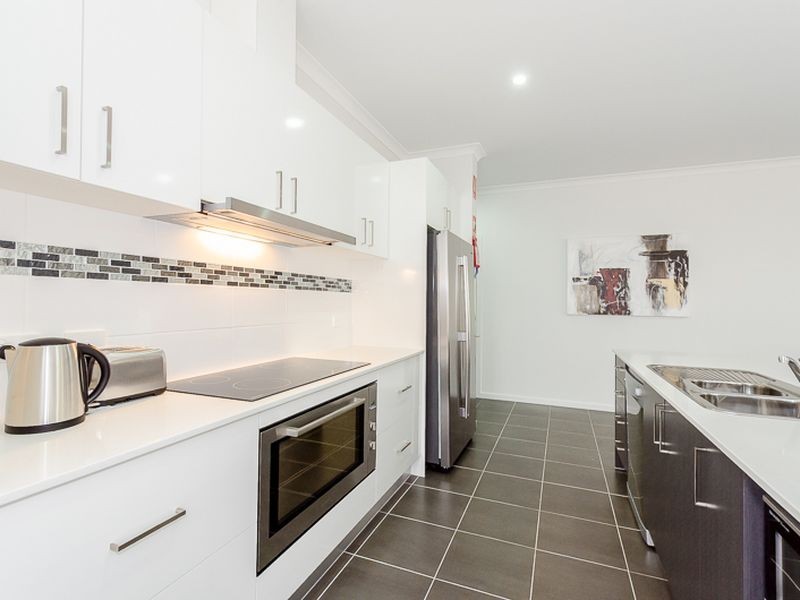 2 Bushlark Place, New Auckland QLD 4680