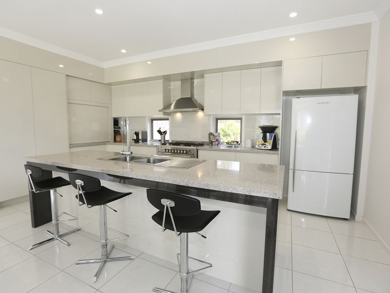 4 Tree Tops Close, Glen Eden QLD 4680