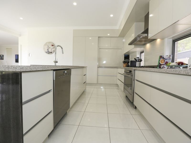 4 Tree Tops Close, Glen Eden QLD 4680