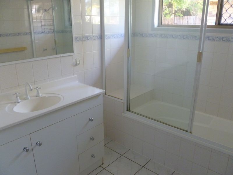 18 Rosslyn Close, Clinton QLD 4680