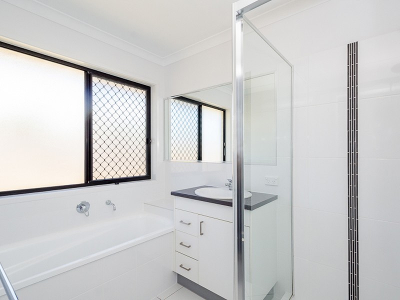 1 Bragg Court, Kirkwood QLD 4680