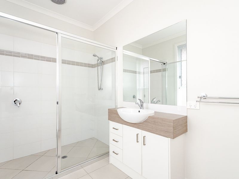 3 Bushlark Place, New Auckland QLD 4680