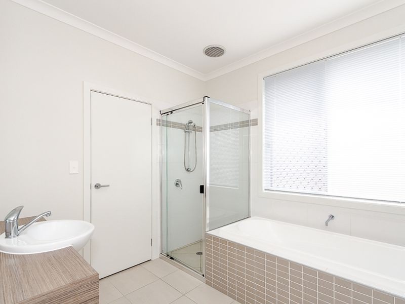 3 Bushlark Place, New Auckland QLD 4680