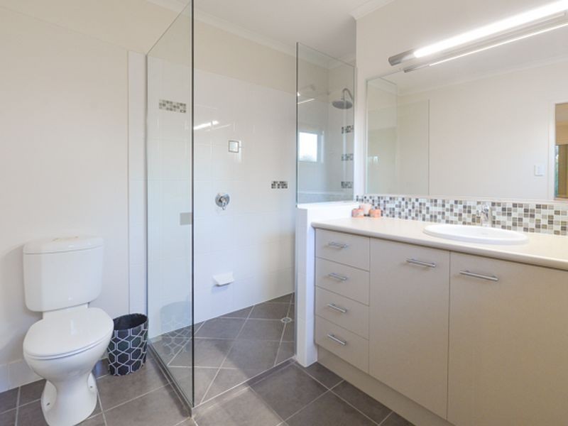 12 Lois Court, New Auckland QLD 4680