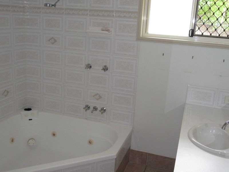 2 NELUNA RISE, Gladstone QLD 4680