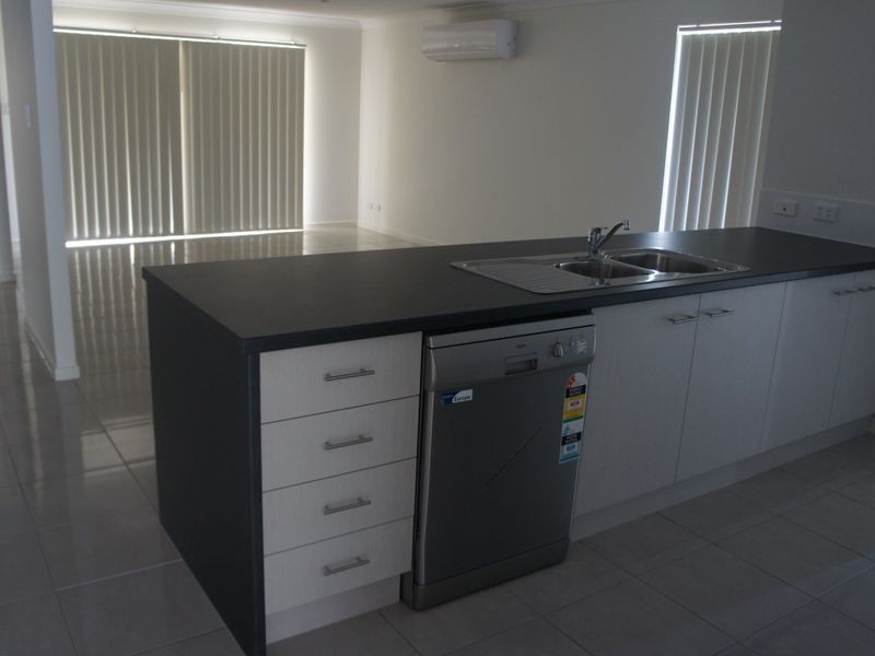 33 Wattle Street, New Auckland QLD 4680