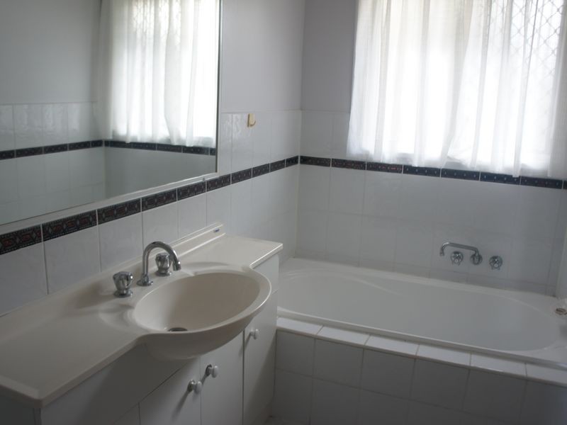 12 Wivenhoe Close, Clinton QLD 4680