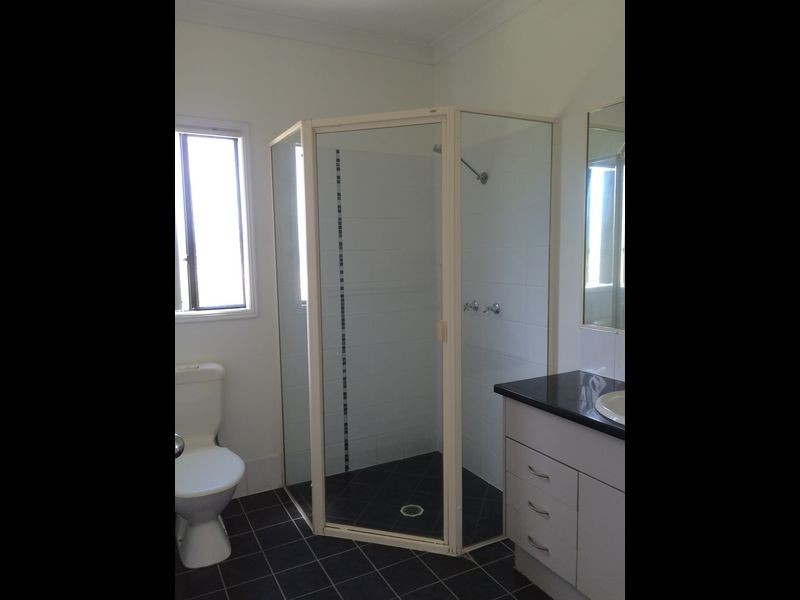 24 Viewpoint Way, New Auckland QLD 4680