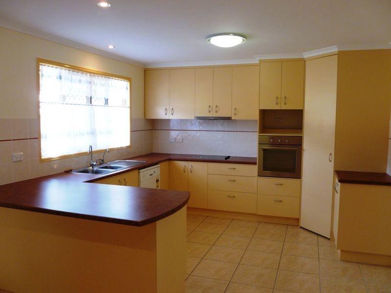 16 Bristol Place, Clinton QLD 4680