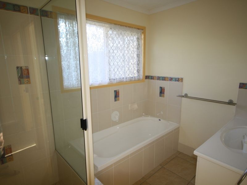 16 Bristol Place, Clinton QLD 4680