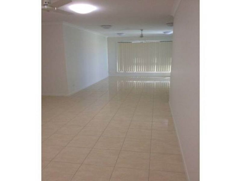 Unit 1/2 Wentworth Place, Glen Eden QLD 4680