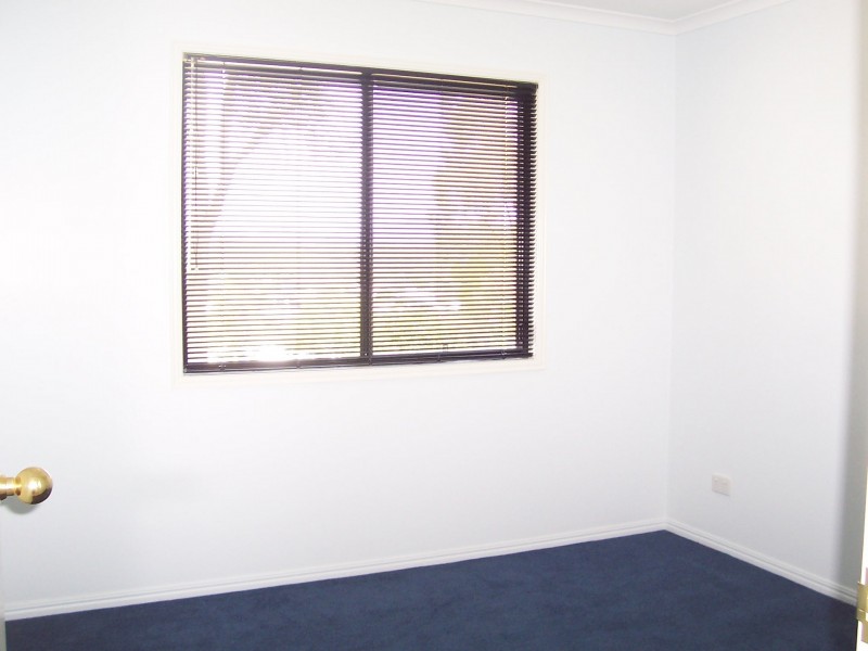 8A Robertson Close, New Auckland QLD 4680