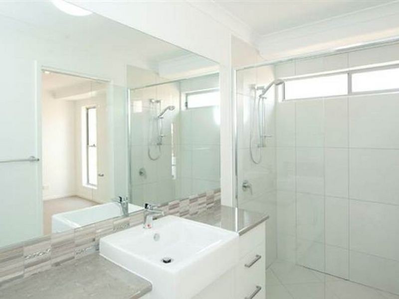 11 Iris Road, Kirkwood QLD 4680