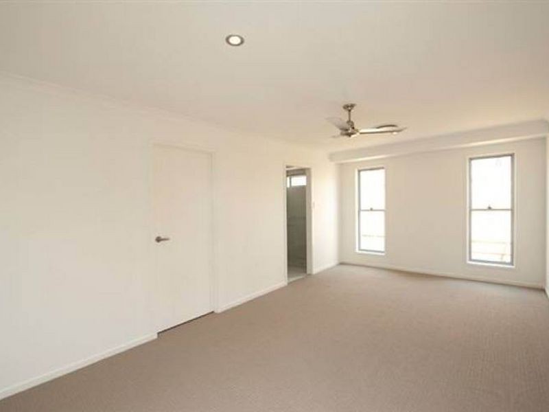 11 Iris Road, Kirkwood QLD 4680