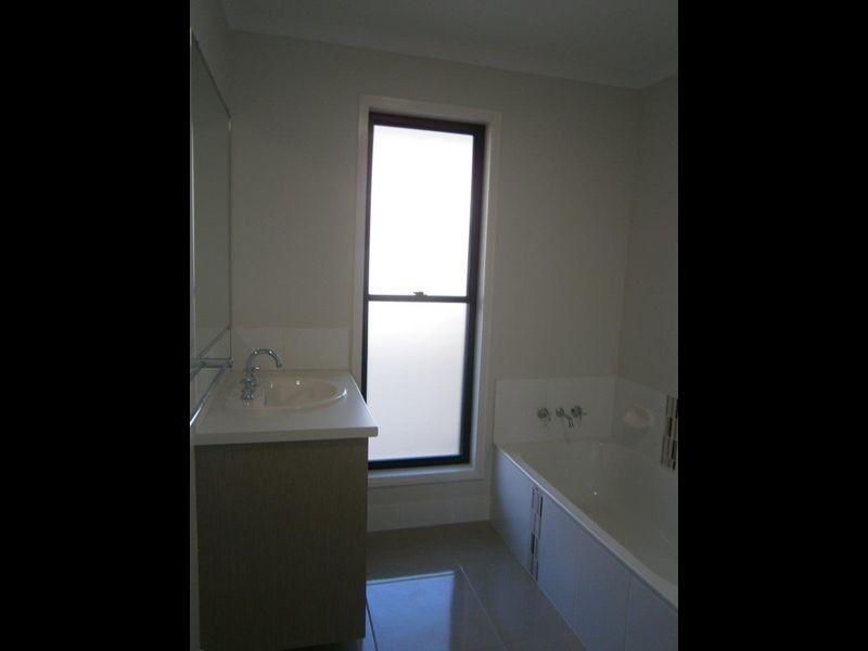 Unit 2/11 Beaver Avenue, South Gladstone QLD 4680