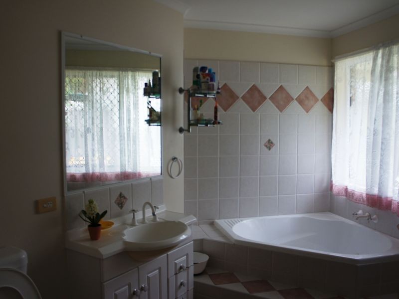 2 Kenneth Court, New Auckland QLD 4680