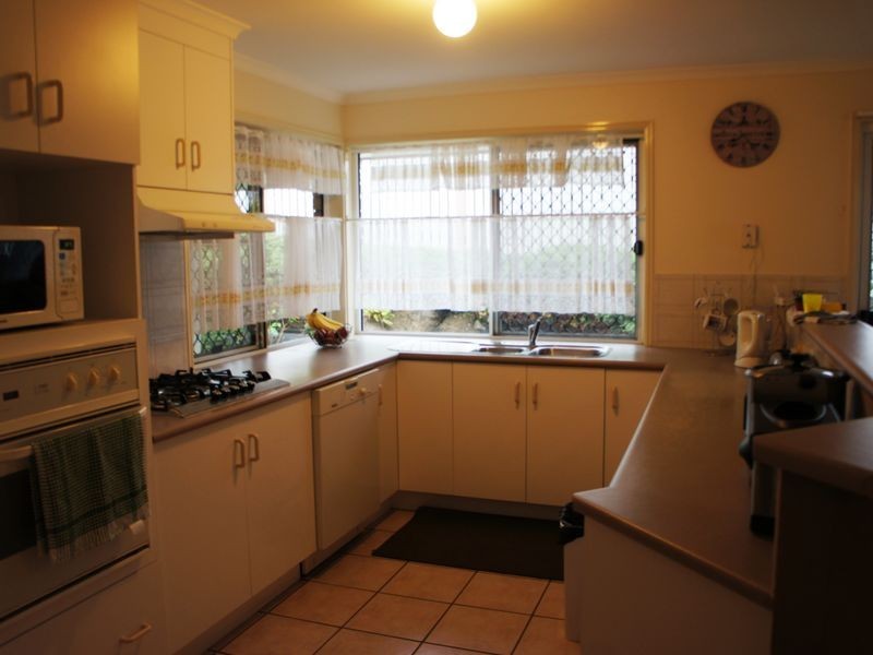 2 Kenneth Court, New Auckland QLD 4680