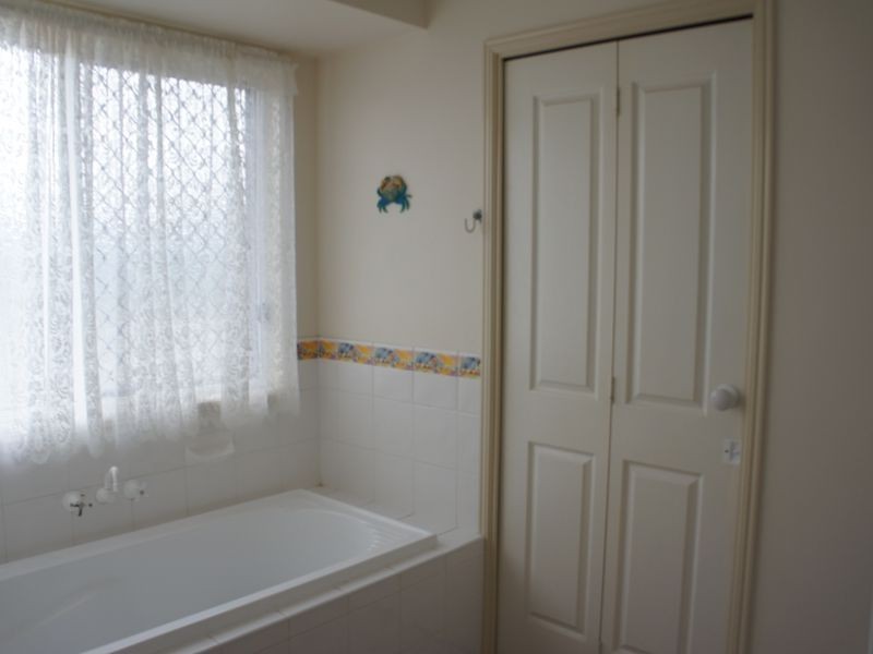 2 Kenneth Court, New Auckland QLD 4680