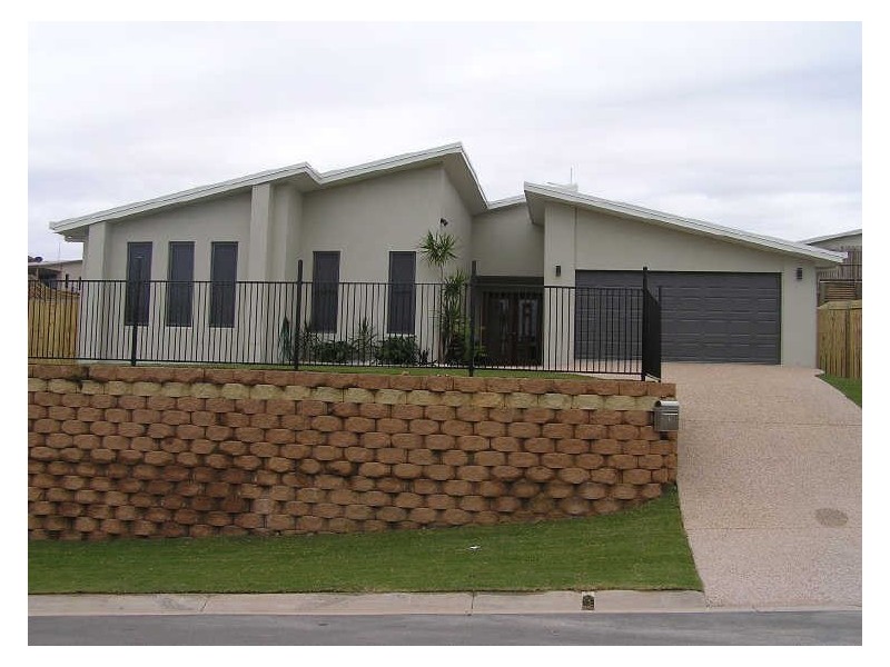 3 Dartmouth Close, Clinton QLD 4680