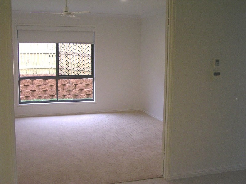 3 Dartmouth Close, Clinton QLD 4680