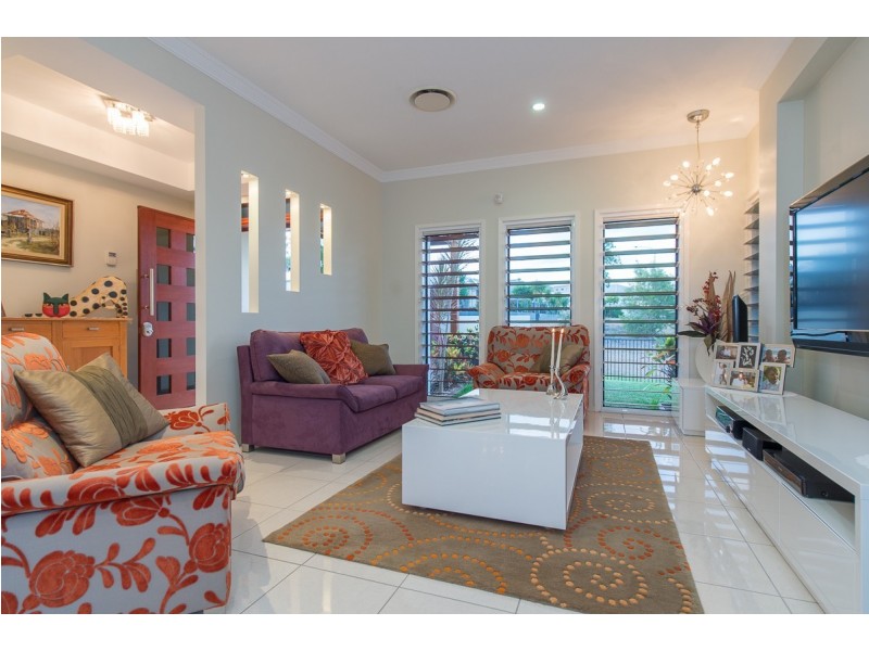 11 Grasstree Crescent, Kirkwood QLD 4680