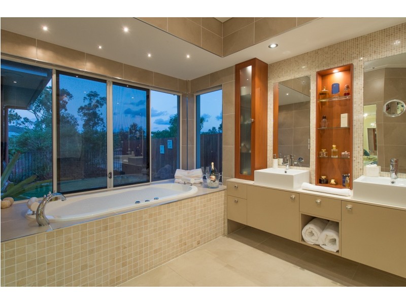 11 Grasstree Crescent, Kirkwood QLD 4680