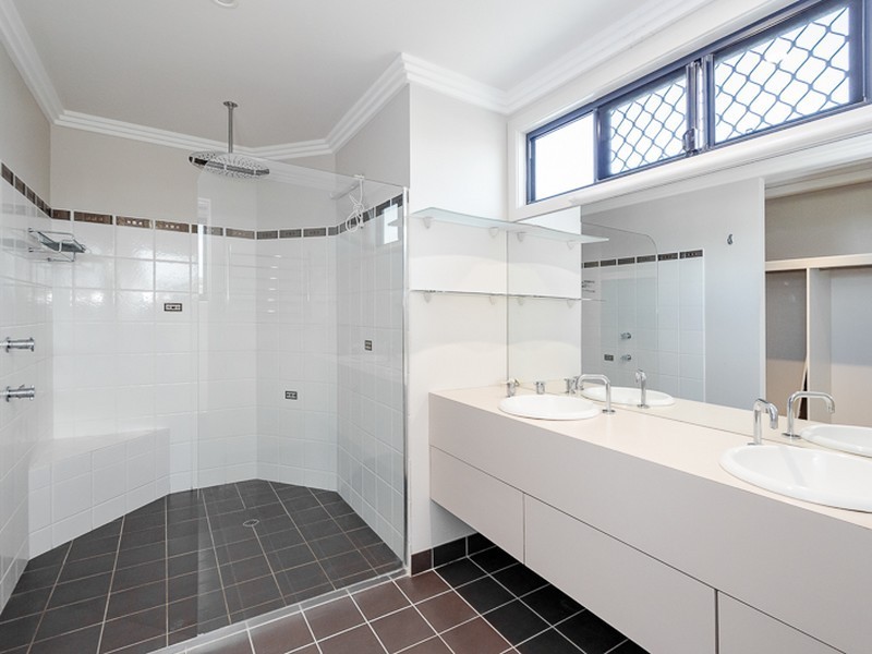 2 Leonie Court, New Auckland QLD 4680