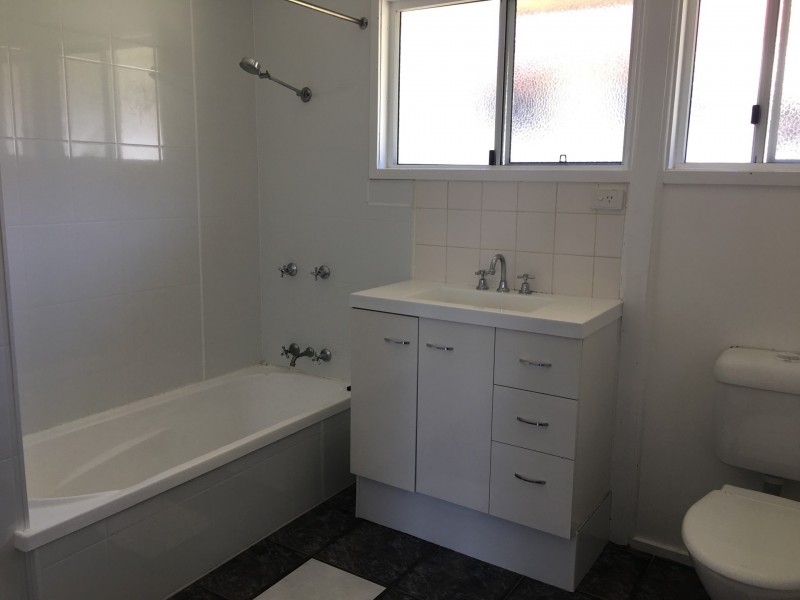 25 Charles Street, West Gladstone QLD 4680