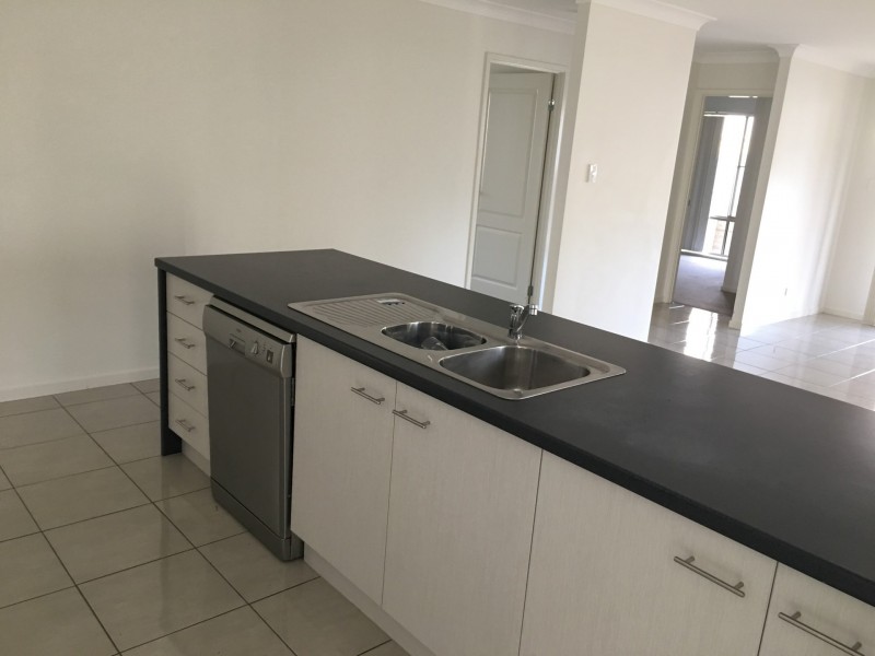 33 Wattle Street, New Auckland QLD 4680