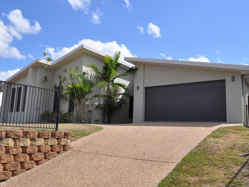 3 Dartmouth Close, Clinton QLD 4680
