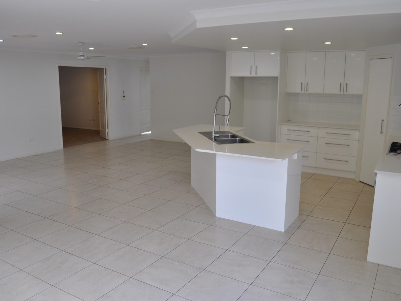 3 Dartmouth Close, Clinton QLD 4680