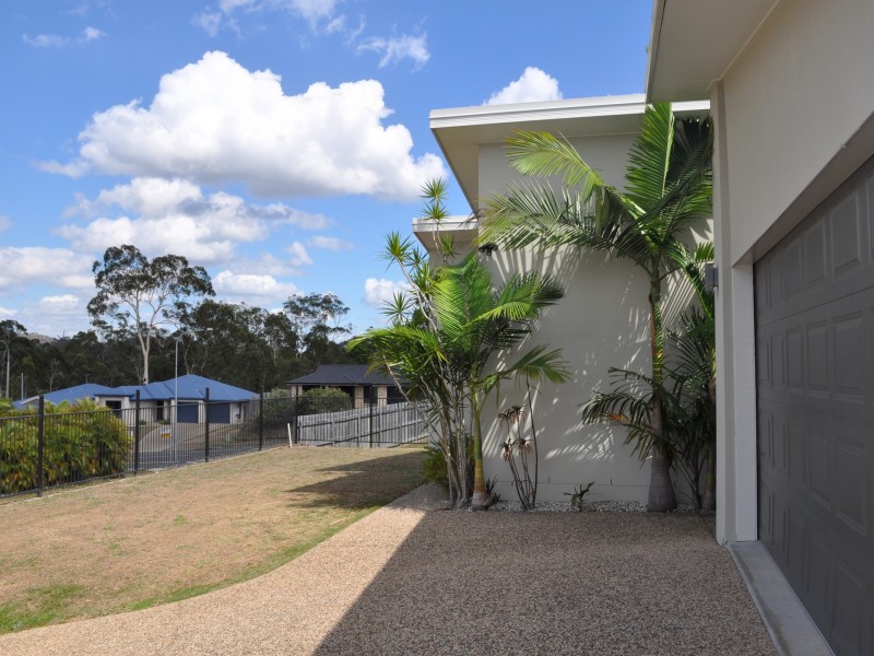 3 Dartmouth Close, Clinton QLD 4680