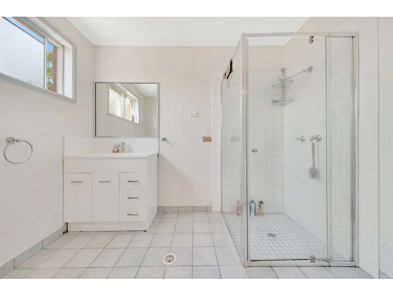 Unit 1&2/38 Beak Street, New Auckland QLD 4680