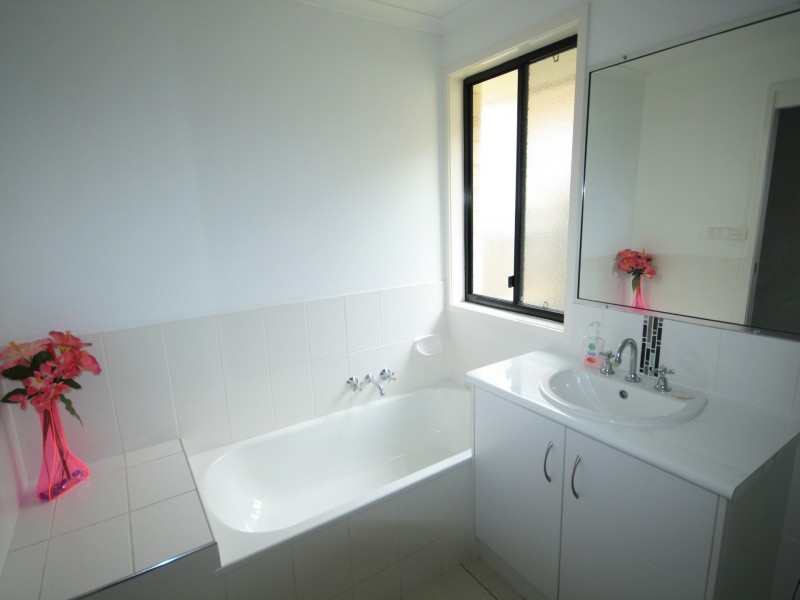 6 Bottlebrush Drive, Kirkwood QLD 4680