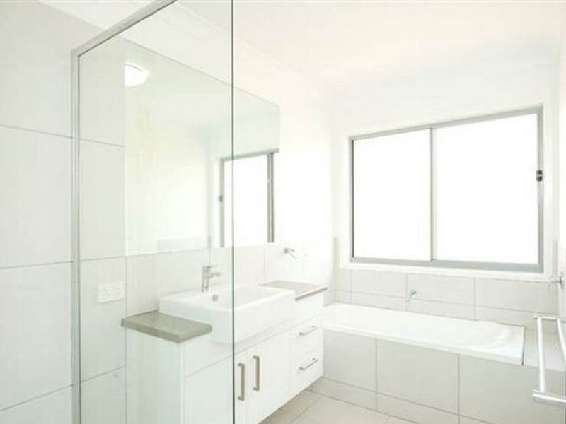 11 Iris Road, Kirkwood QLD 4680