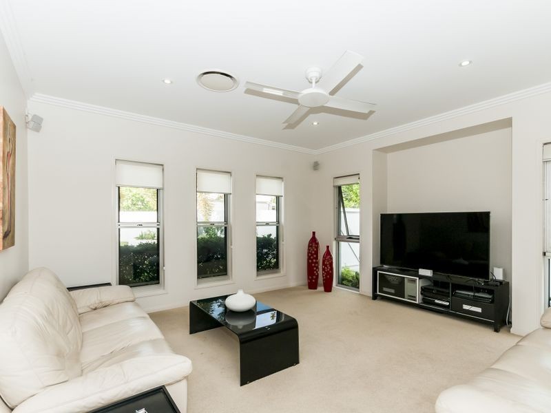 8 Sarah Court, New Auckland QLD 4680