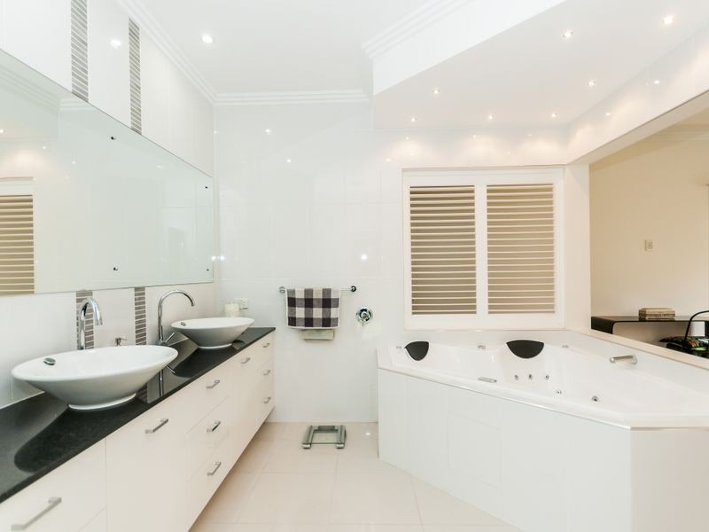 8 Sarah Court, New Auckland QLD 4680