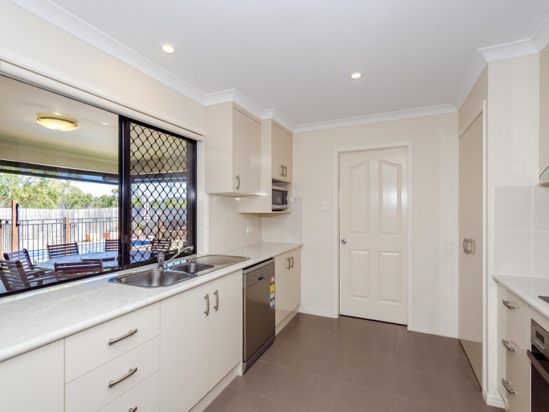 22 Dartmouth Close, Clinton QLD 4680