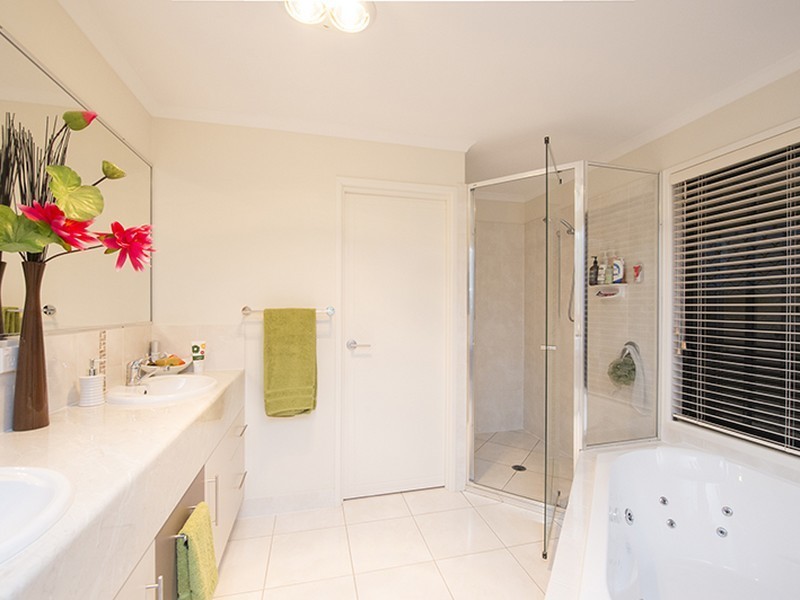 5 Jenny Lind Court, Boyne Island QLD 4680