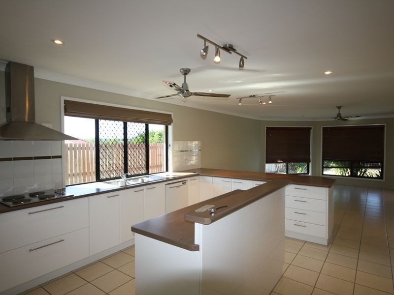 14 Viewpoint Way, New Auckland QLD 4680