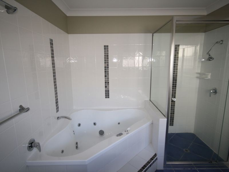 14 Viewpoint Way, New Auckland QLD 4680