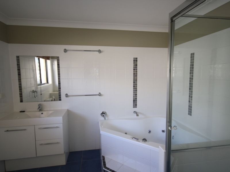 14 Viewpoint Way, New Auckland QLD 4680