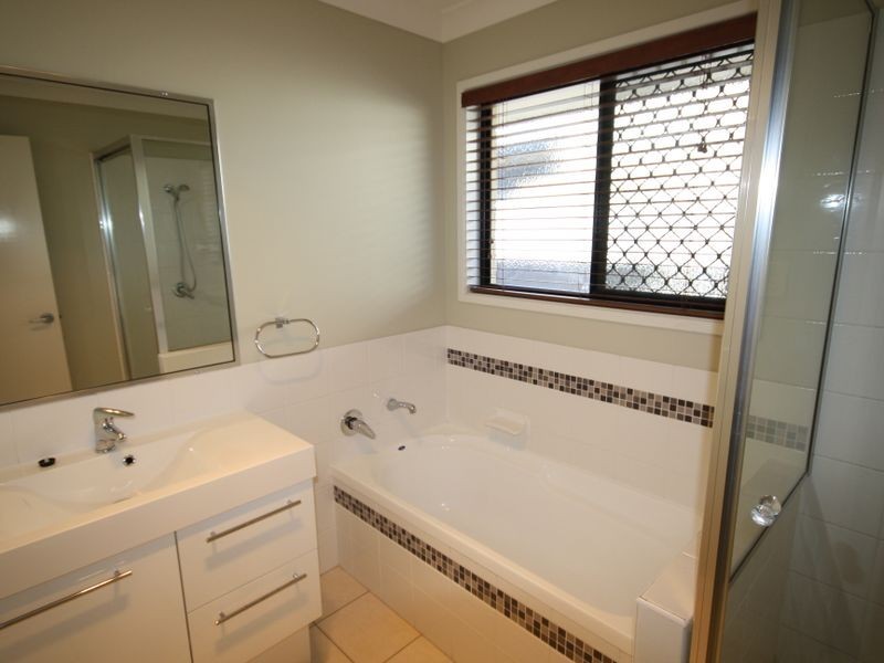 14 Viewpoint Way, New Auckland QLD 4680