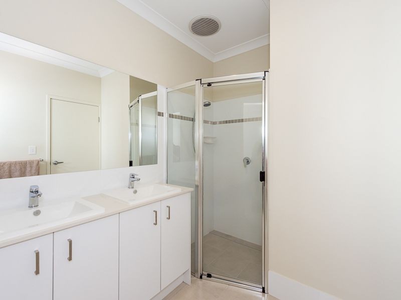 5 Palmerston Court, New Auckland QLD 4680